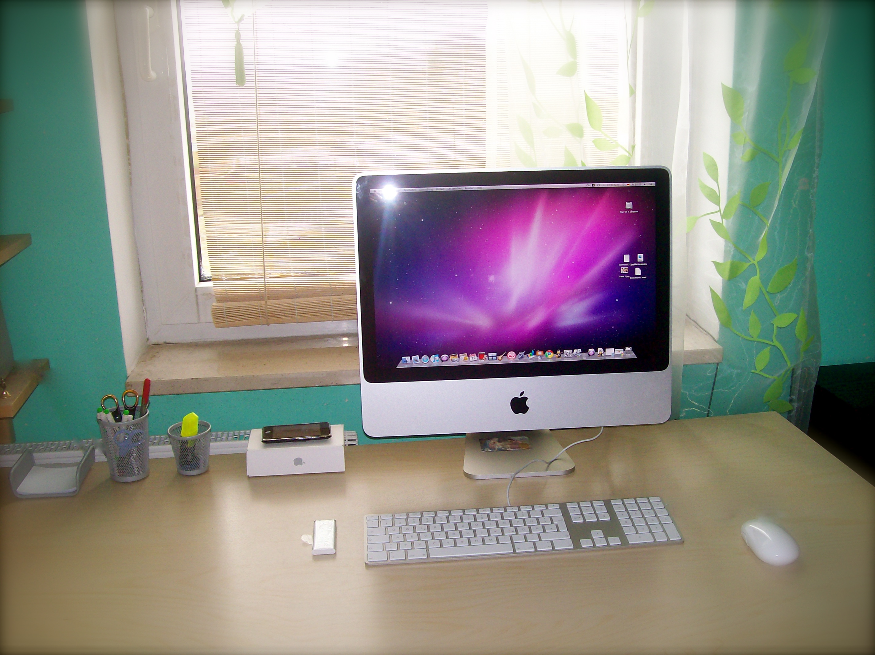 iMac___Workplace_by_Cesar_Vialpando.jpg