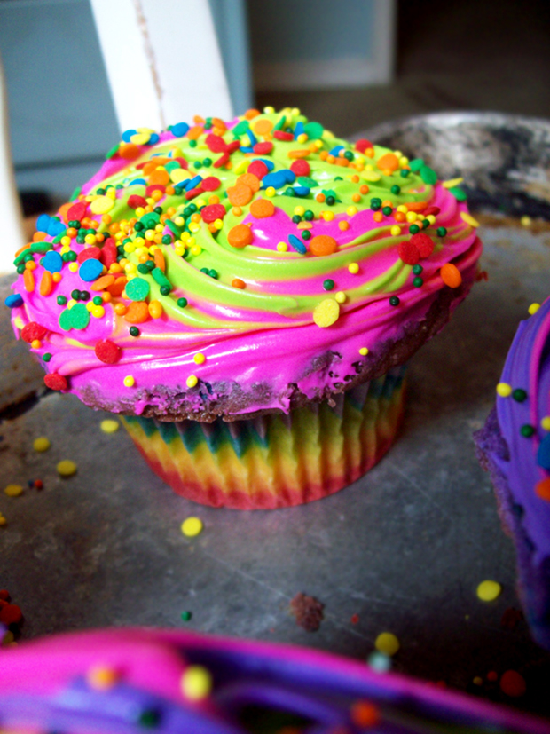 Rainbow_Cupcake_by_AutonomousInk.jpg