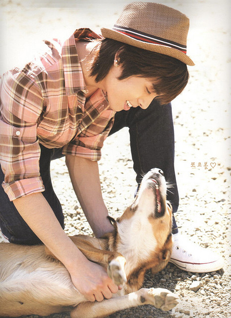 jonghyun_playing_with_dog_by_kuro_kokoro