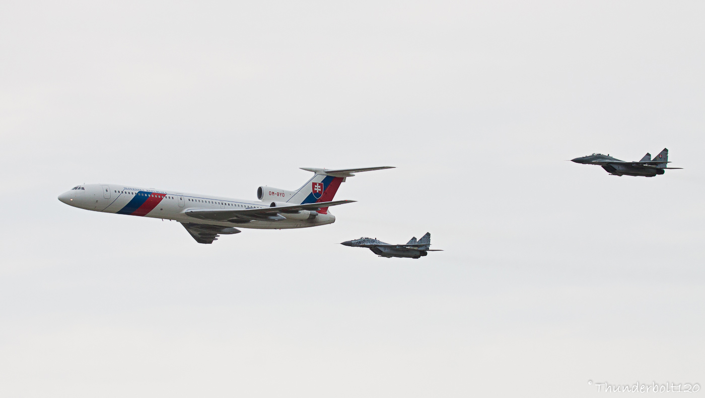 Tu-154M and 2x Mig-29AS